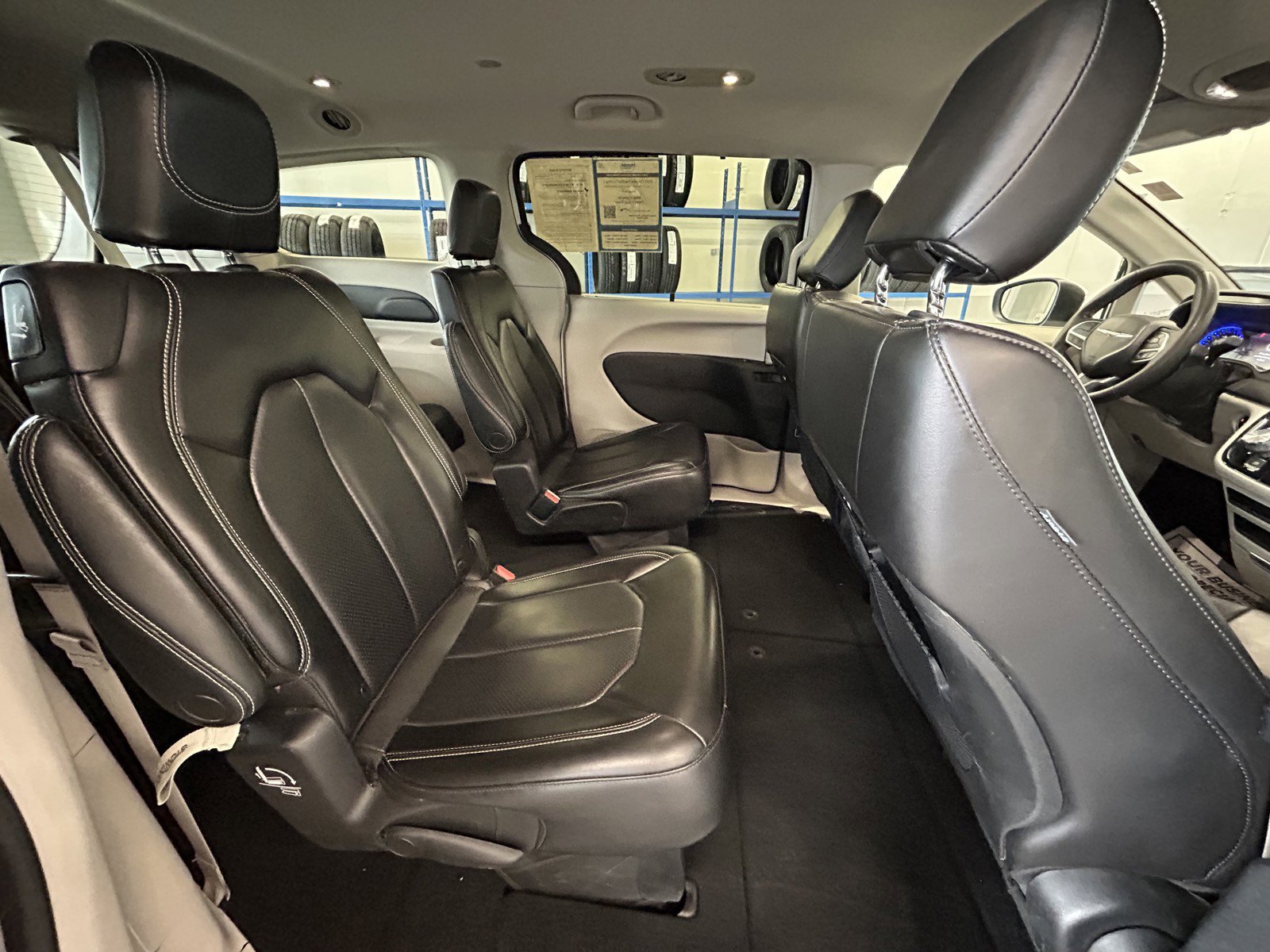 Used 2023 Chrysler Pacifica Touring-L image 18