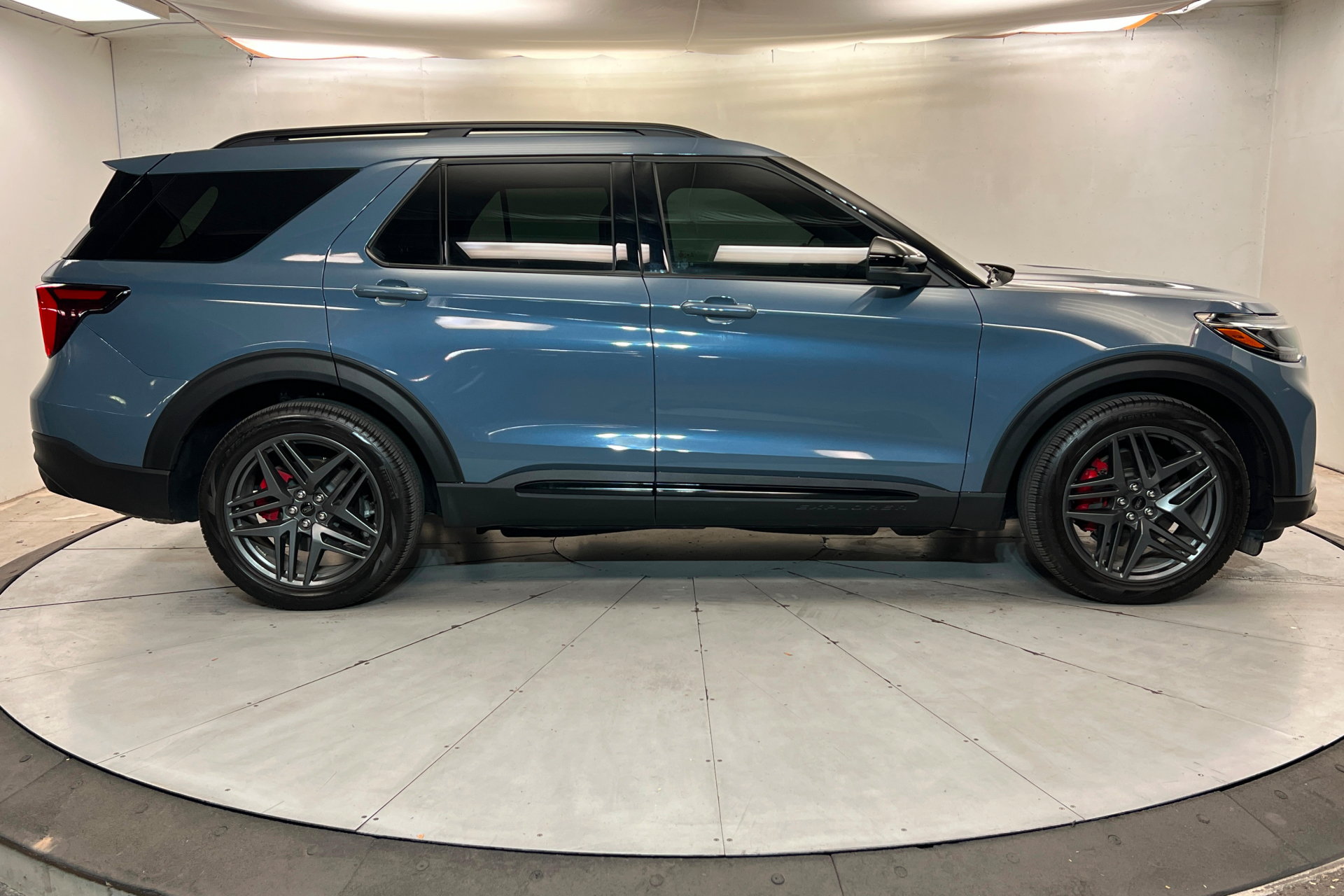 Used 2025 Ford Explorer ST AWD/4WD image 7