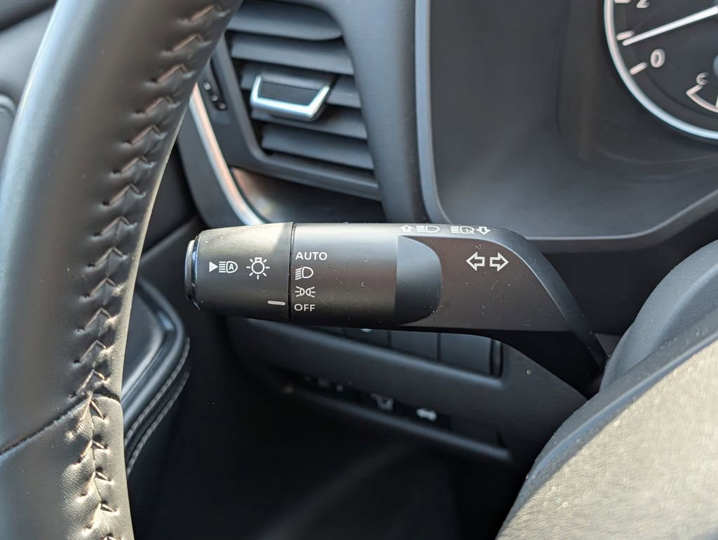 Used 2025 Nissan Rogue SV image 36