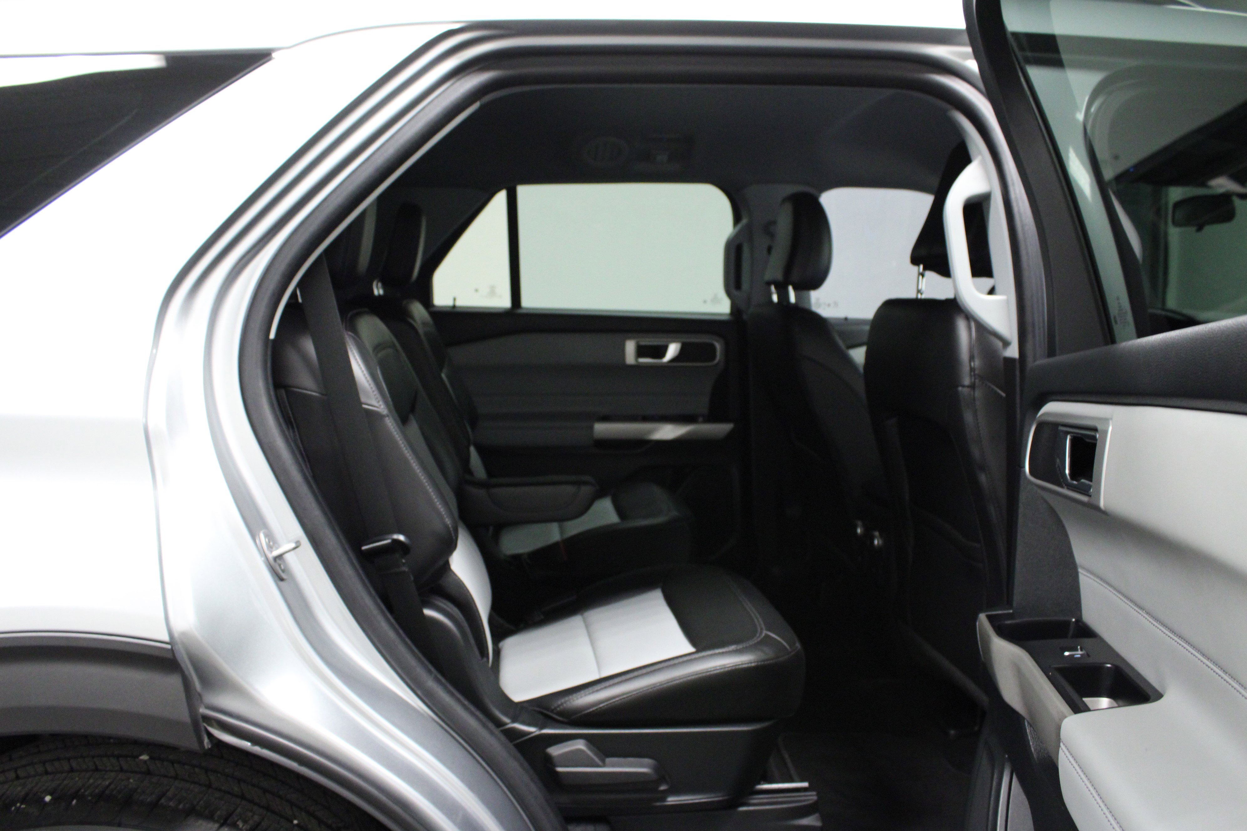 Used 2022 Ford Explorer XLT w/ Equipment Group 202A image 16