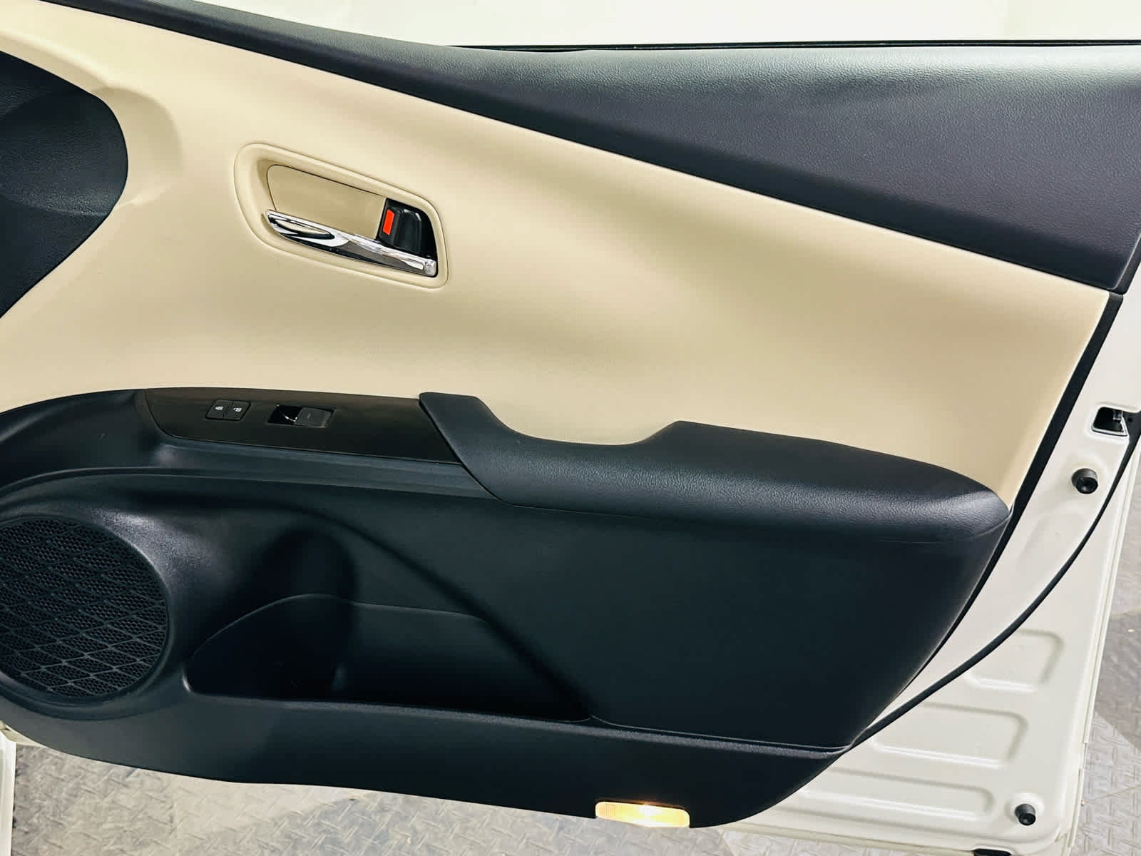 Used 2020 Toyota Prius XLE AWD/4WD image 24