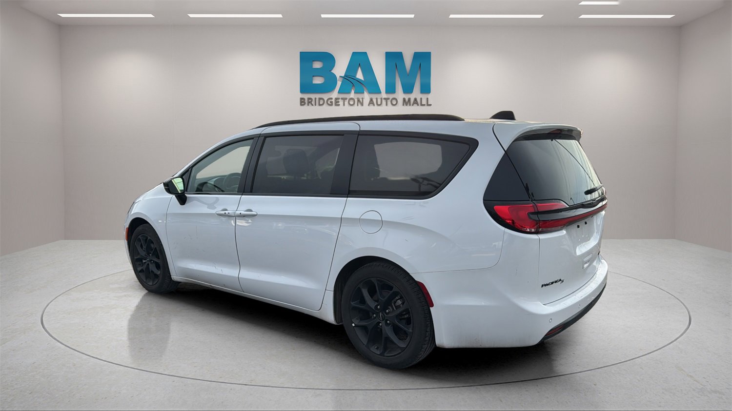 Used 2025 Chrysler Pacifica Limited image 5