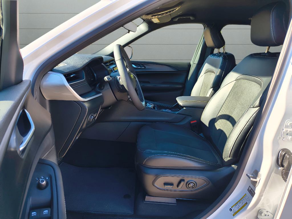 New 2025 Jeep Grand Cherokee Altitude image 16