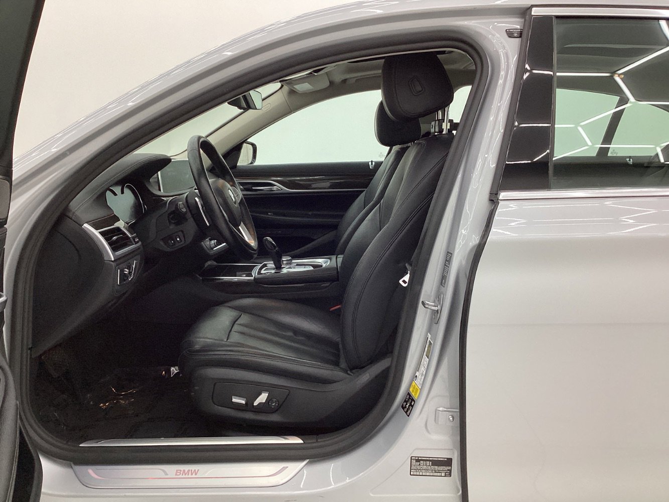 Used 2019 BMW 740i xDrive image 14