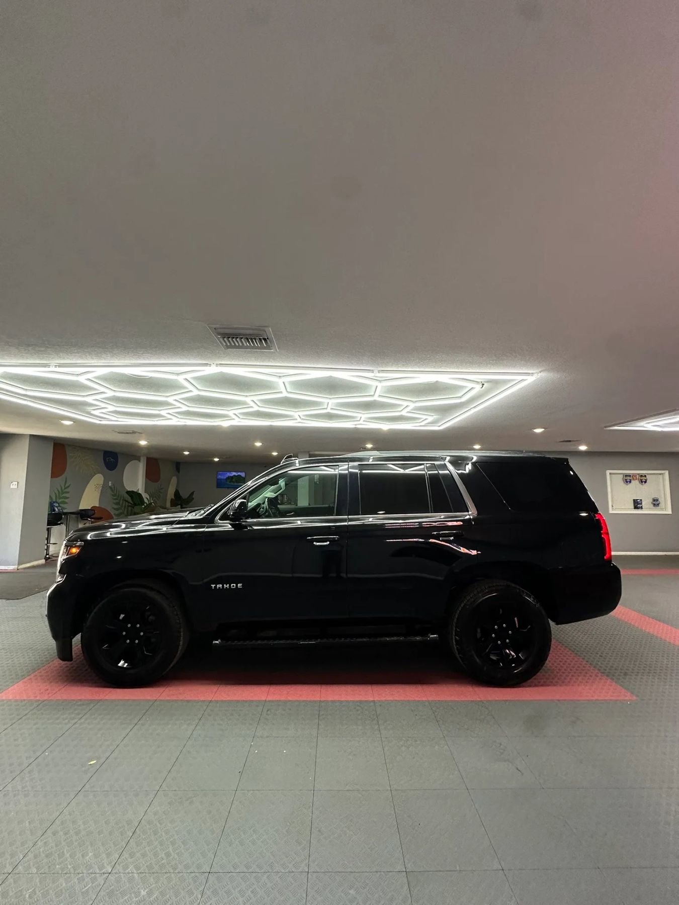 Used 2019 Chevrolet Tahoe LS RWD image 3