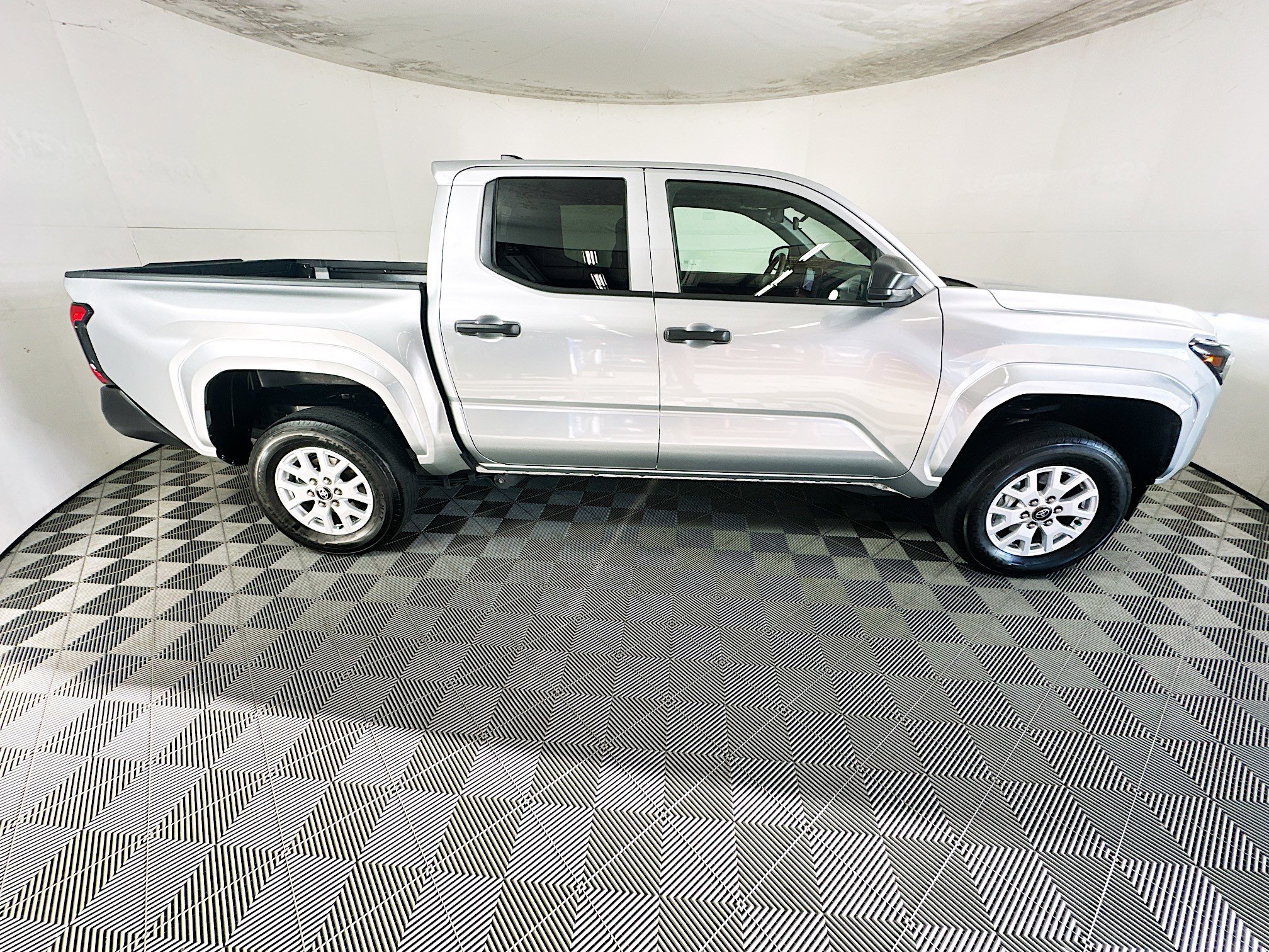 Used 2024 Toyota Tacoma SR AWD/4WD image 2