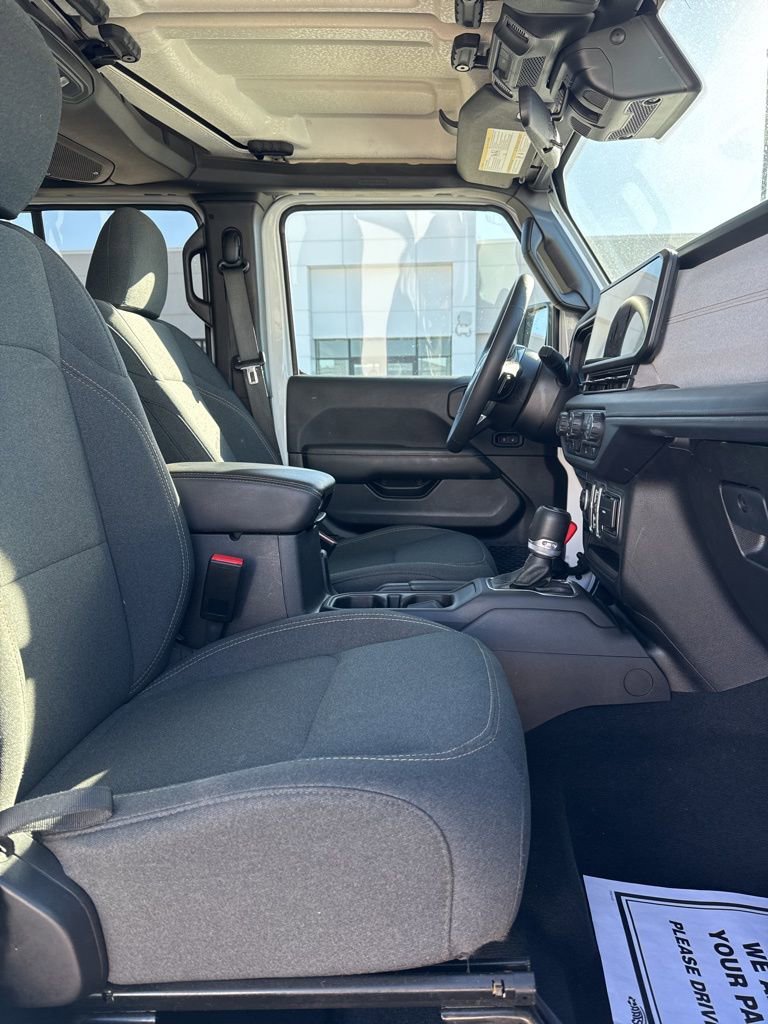 Used 2025 Jeep Wrangler Sahara image 9