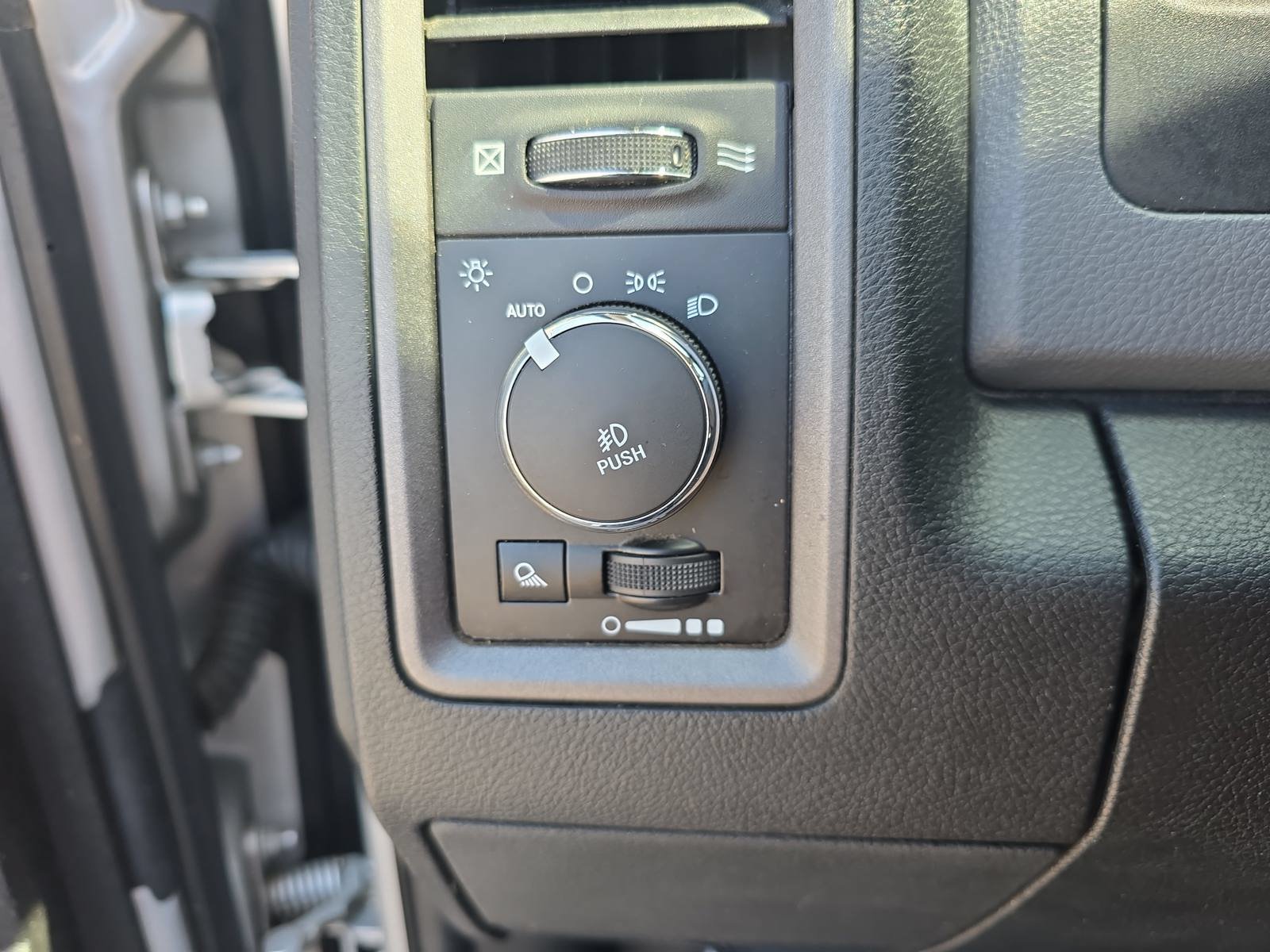 Used 2017 RAM 1500 Express RWD image 25