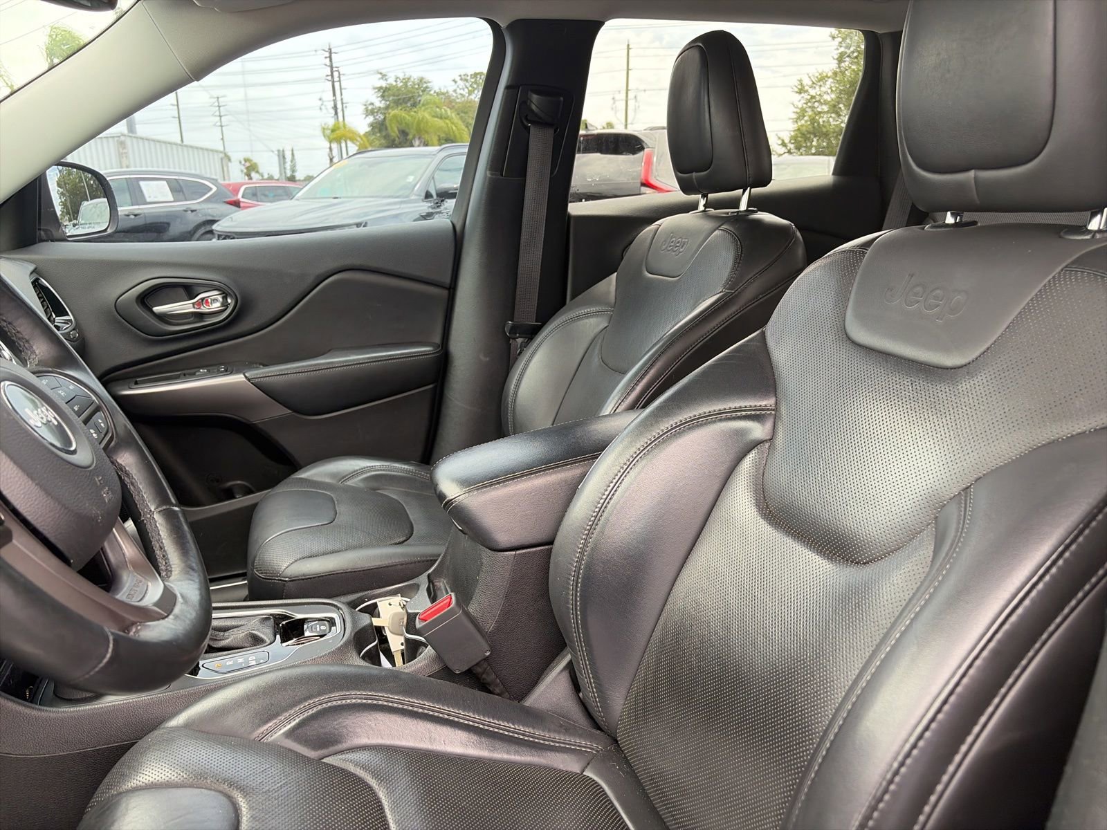 Used 2019 Jeep Cherokee Limited w/ Luxury Group AWD/4WD image 12