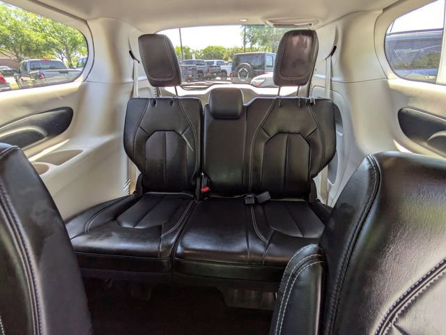 Used 2024 Chrysler Pacifica Touring-L FWD image 16