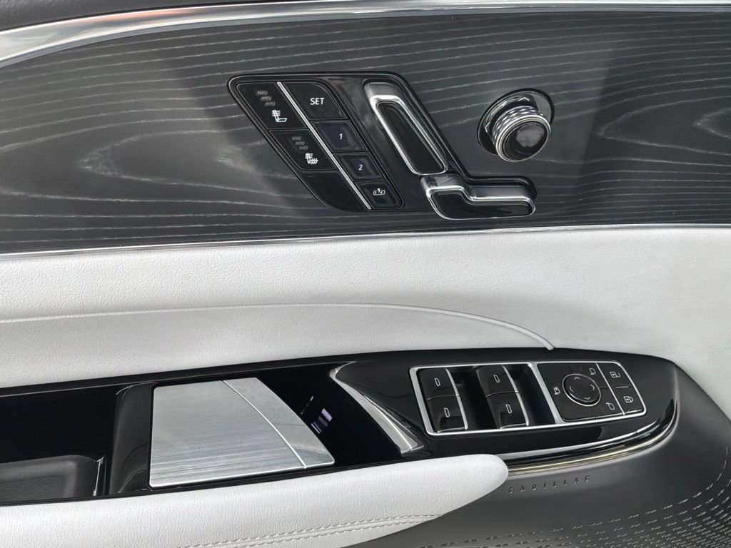 Used 2024 Cadillac Lyriq Luxury AWD/4WD image 11