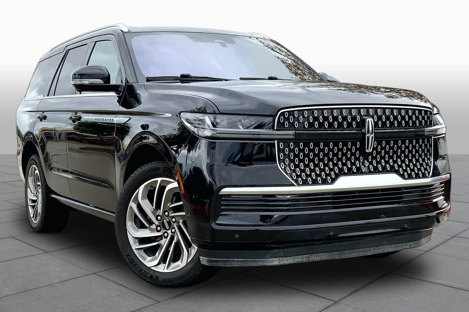 Used 2025 Lincoln Navigator Reserve AWD/4WD image 3