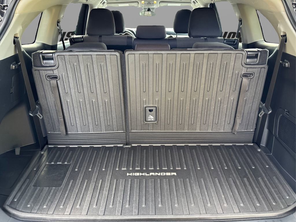 Used 2023 Toyota Highlander LE image 11