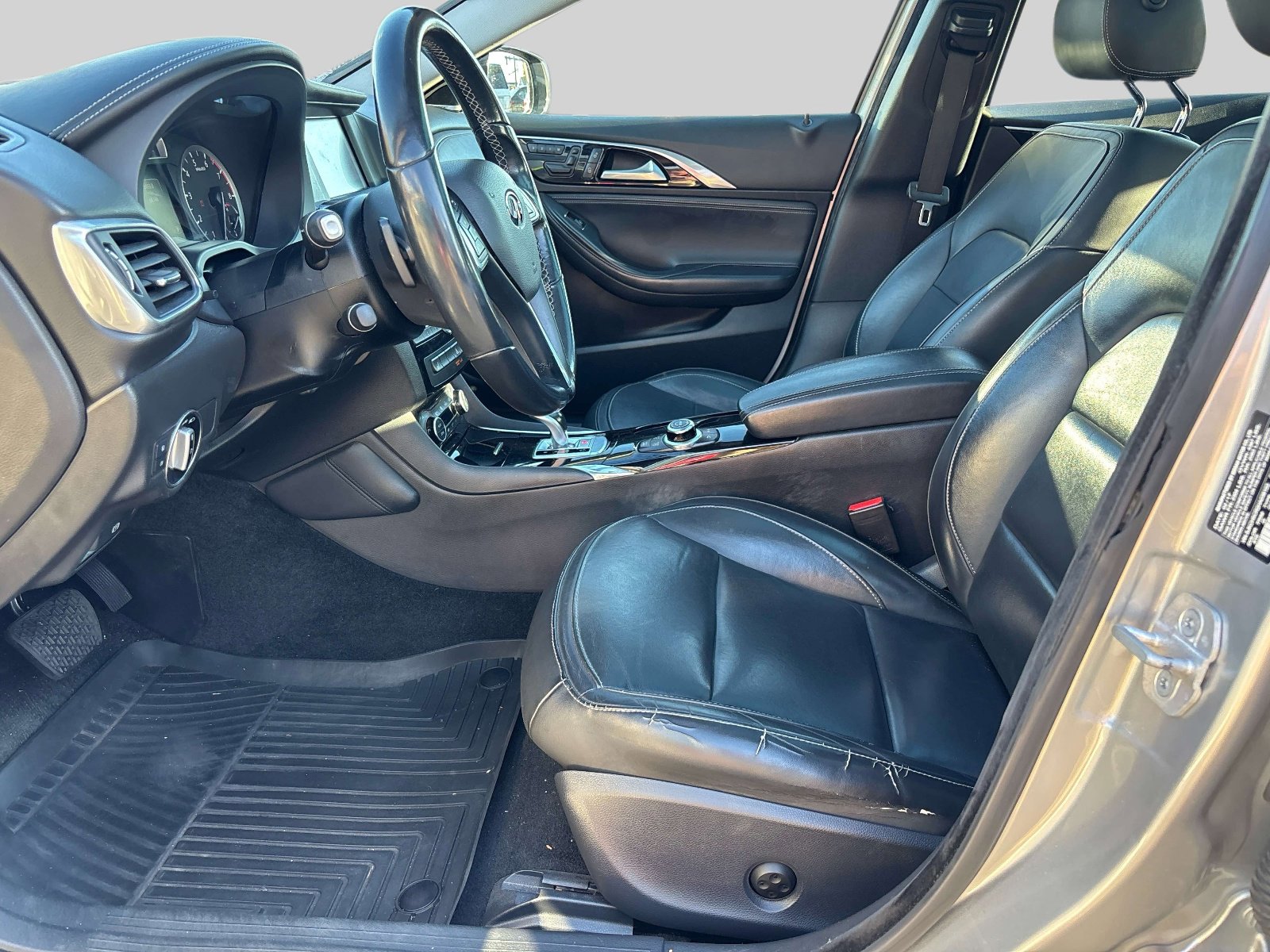 Used 2017 INFINITI QX30 Premium w/ Navigation Package image 7
