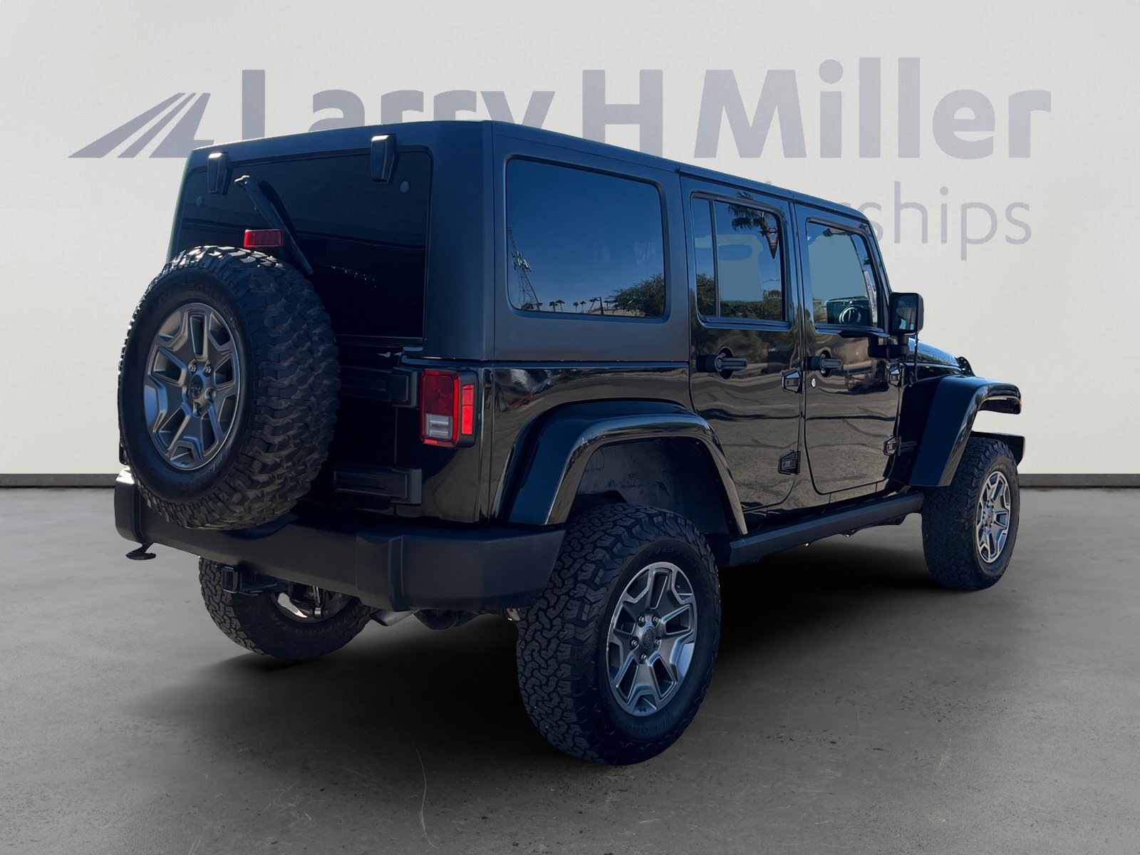 Used 2015 Jeep Wrangler Unlimited Rubicon w/ Connectivity Group image 5
