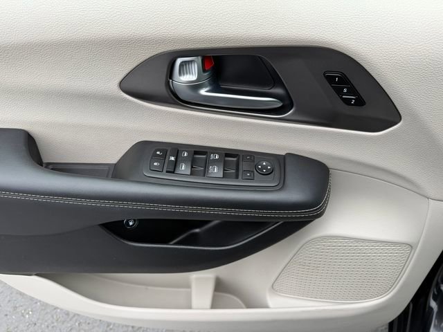 Used 2024 Chrysler Pacifica Select image 13