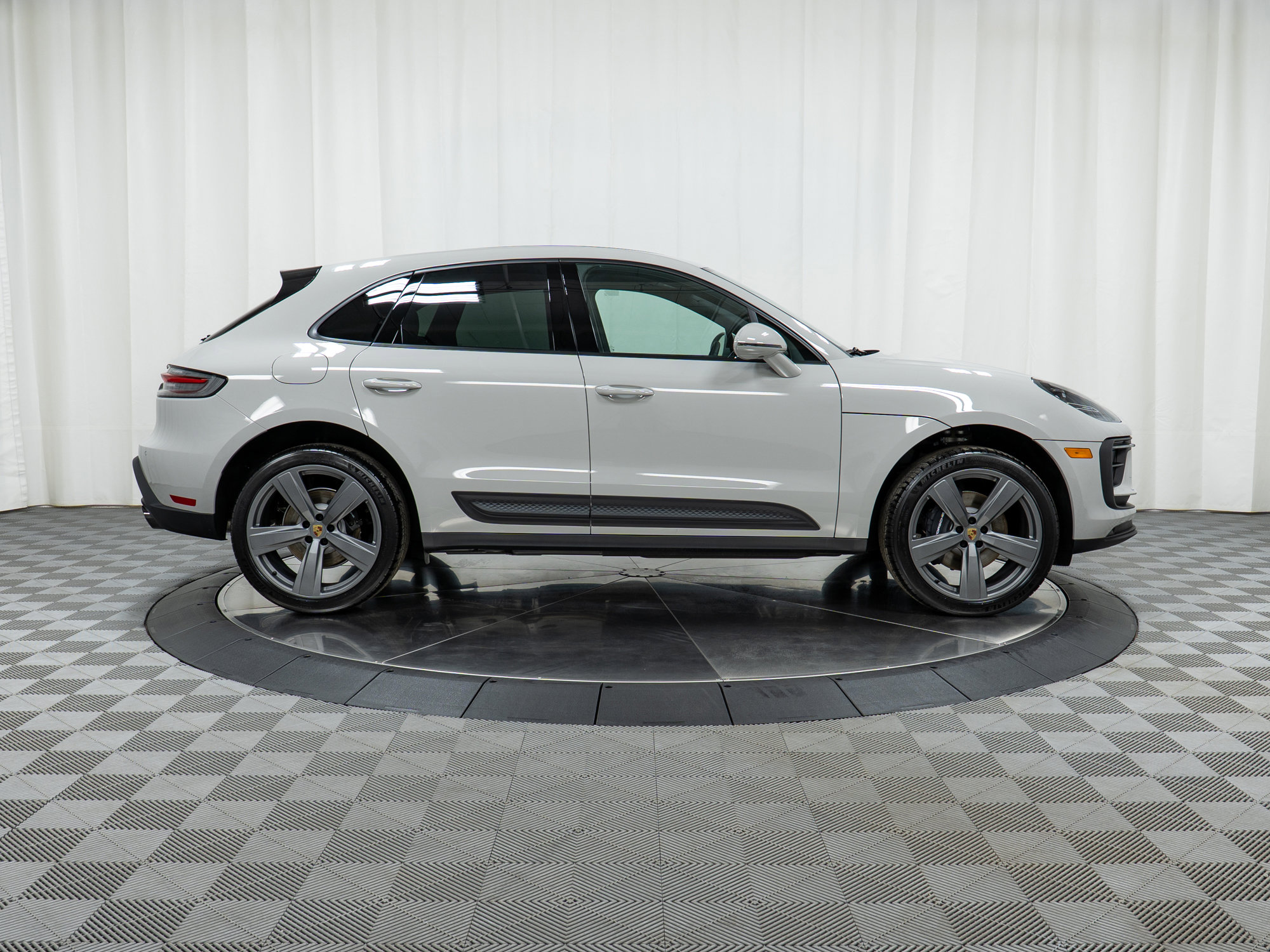 Used 2025 Porsche Macan image 8
