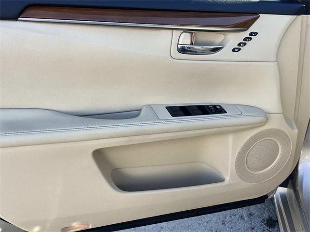 Used 2015 Lexus ES 300h image 26