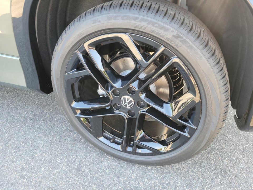 New 2026 Volkswagen Tiguan SE R-Line FWD image 23
