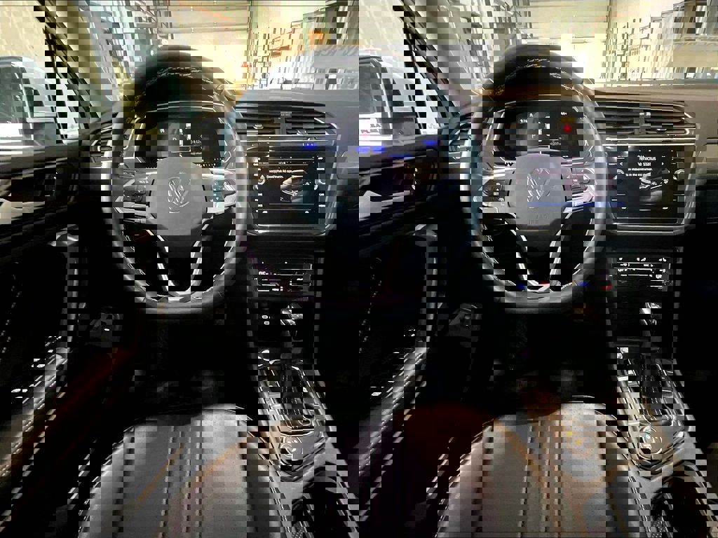 Used 2024 Volkswagen Tiguan SE image 17