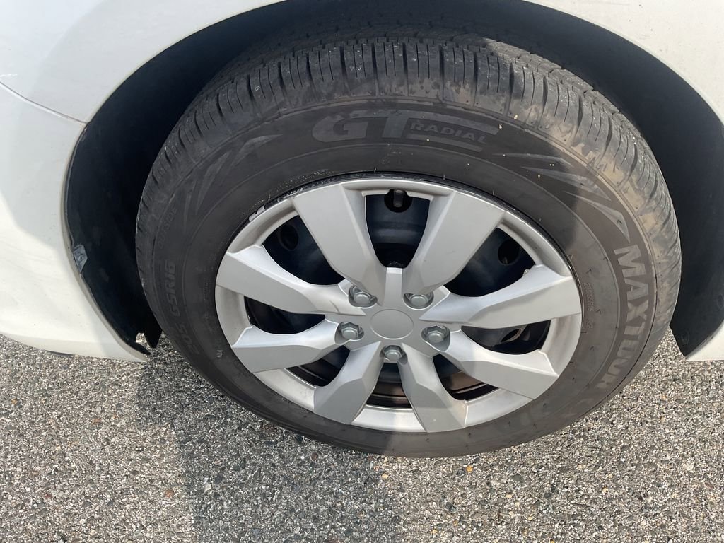 Used 2017 Toyota Camry LE image 5