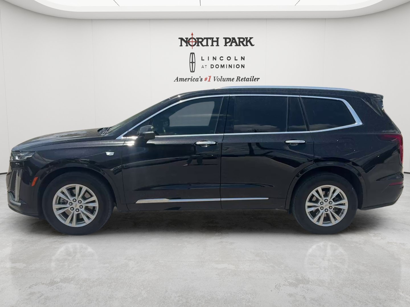 Used 2022 Cadillac XT6 Luxury FWD image 2