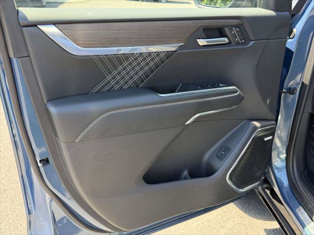 Used 2025 GMC Acadia Denali FWD image 18
