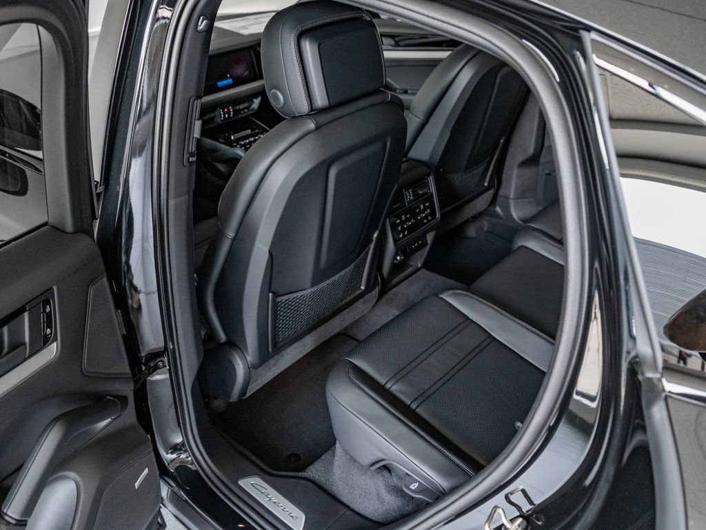 Certified 2025 Porsche Cayenne Coupe AWD/4WD image 25