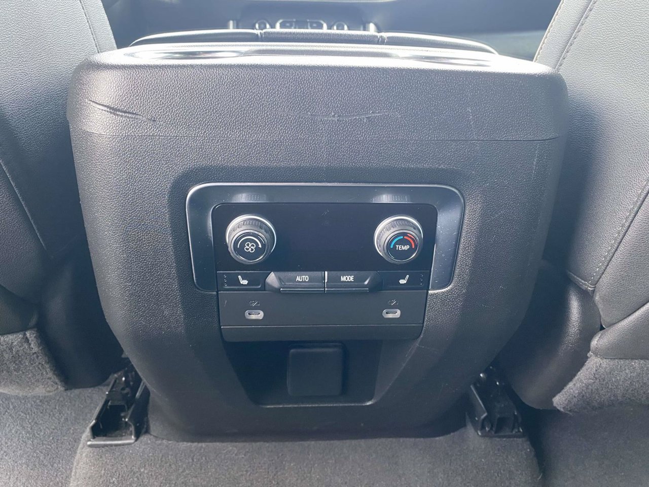 Used 2024 Chevrolet Suburban Premier RWD image 16
