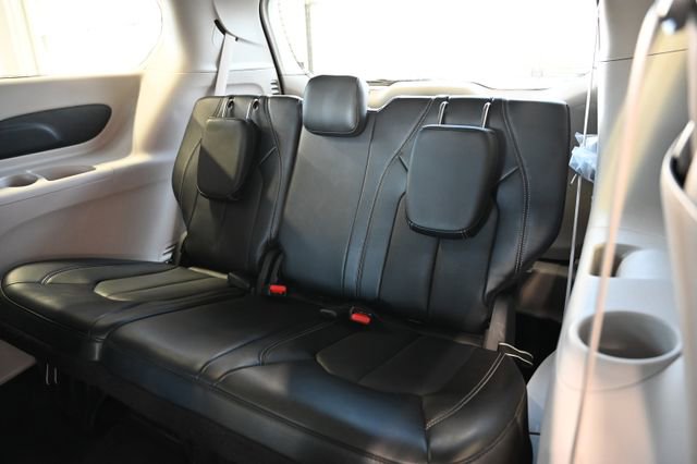 Used 2024 Chrysler Pacifica Touring-L FWD image 13