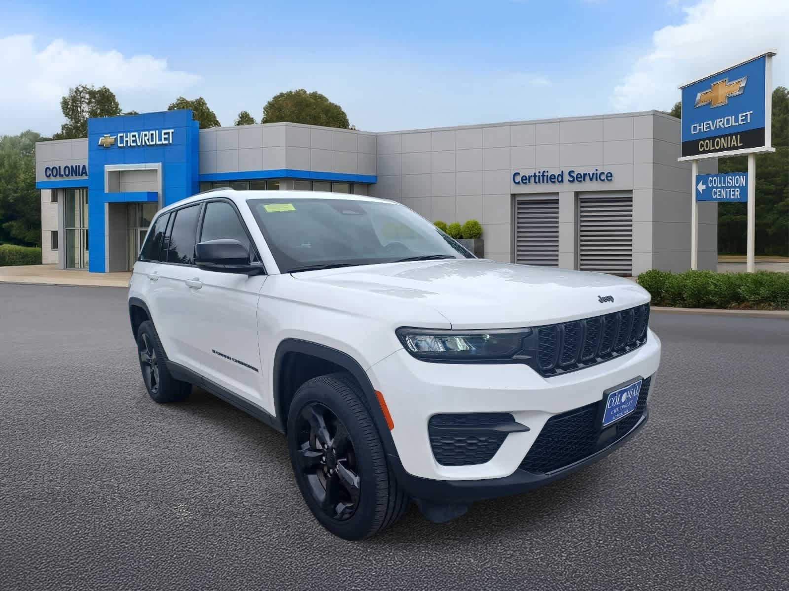Used 2023 Jeep Grand Cherokee Altitude AWD/4WD image 2