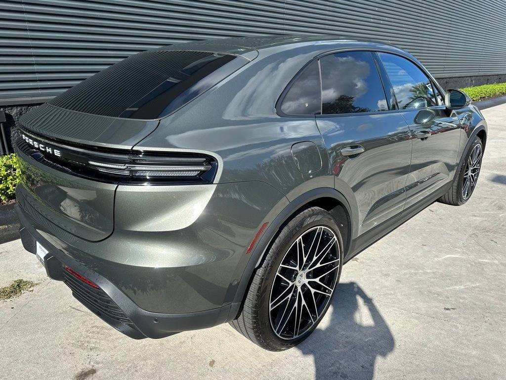 Used 2025 Porsche Macan 4 Electric image 9