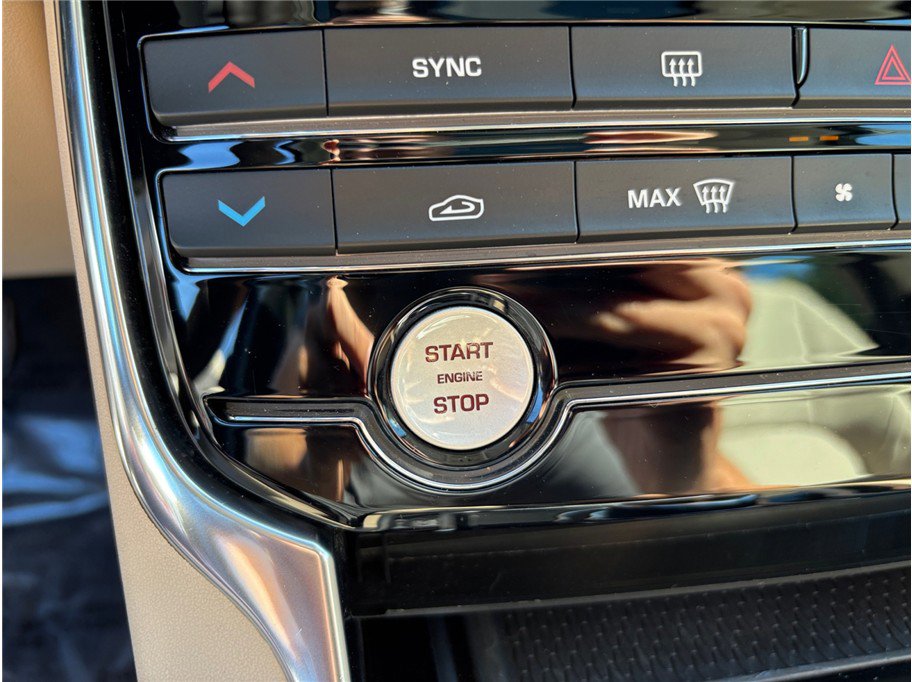 Used 2018 Jaguar XF Premium image 31