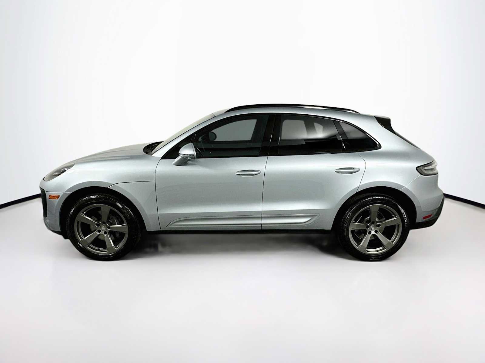 Certified 2023 Porsche Macan AWD/4WD image 2