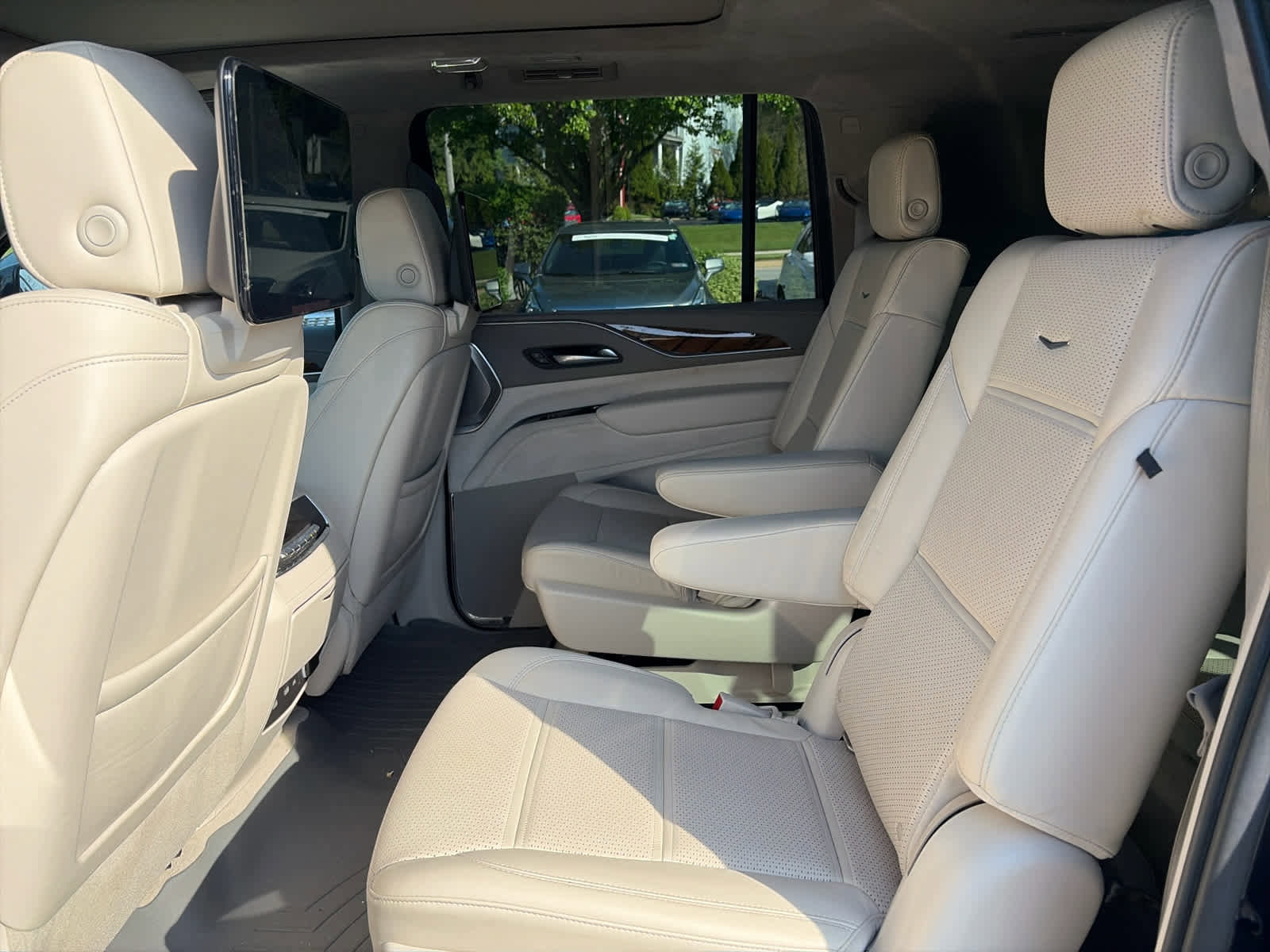 Used 2021 Cadillac Escalade ESV Premium Luxury Platinum AWD/4WD image 10