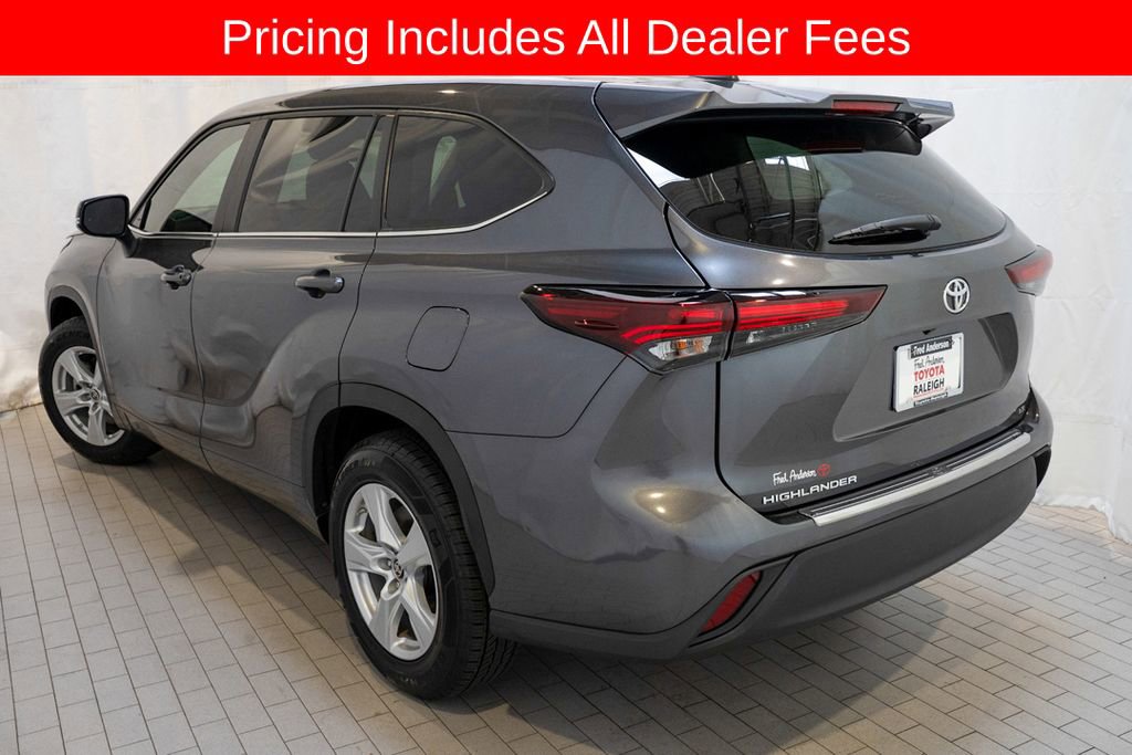 Used 2024 Toyota Highlander LE FWD image 3