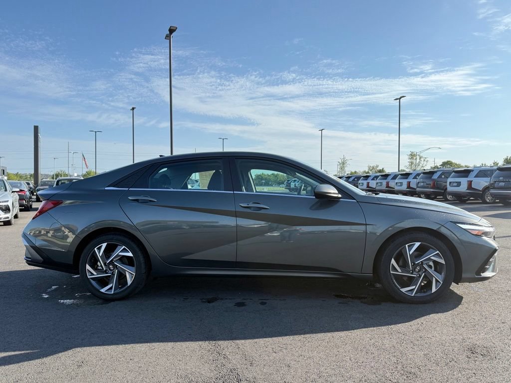 Used 2025 Hyundai Elantra SEL FWD image 4