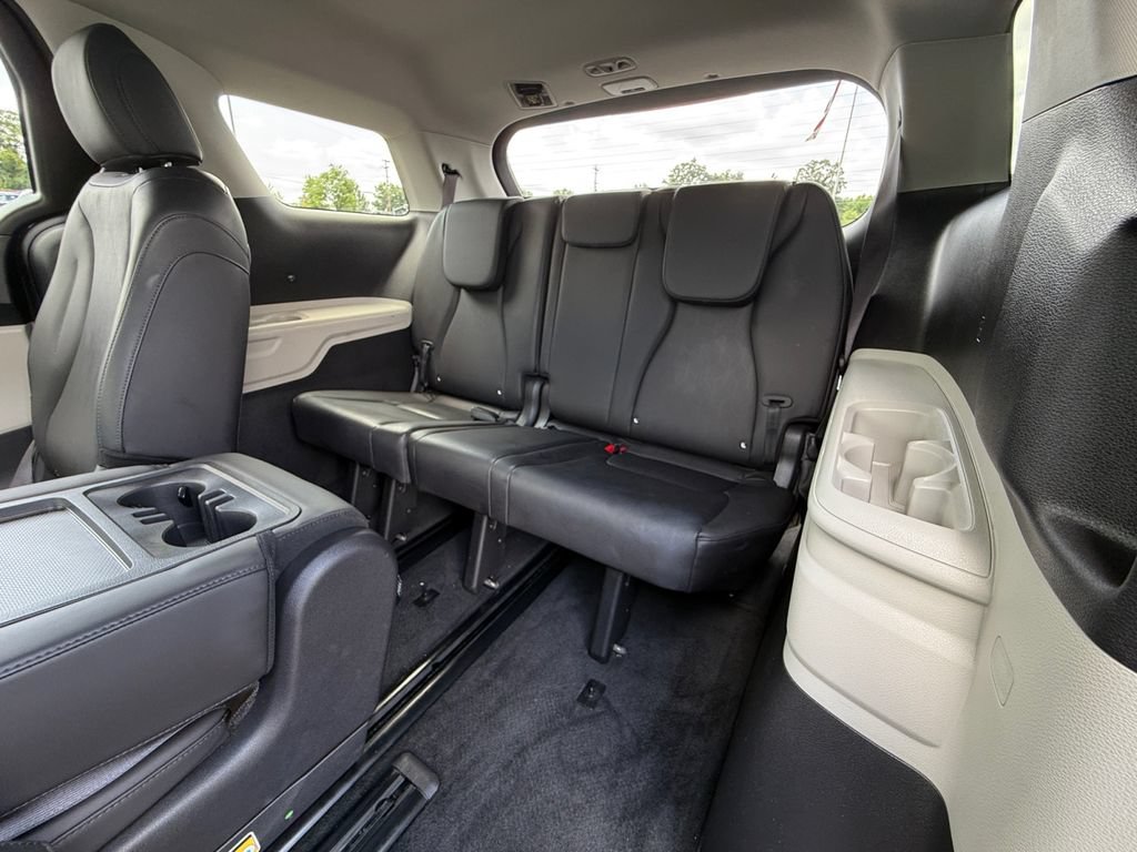 Used 2024 Kia Carnival LX FWD image 25