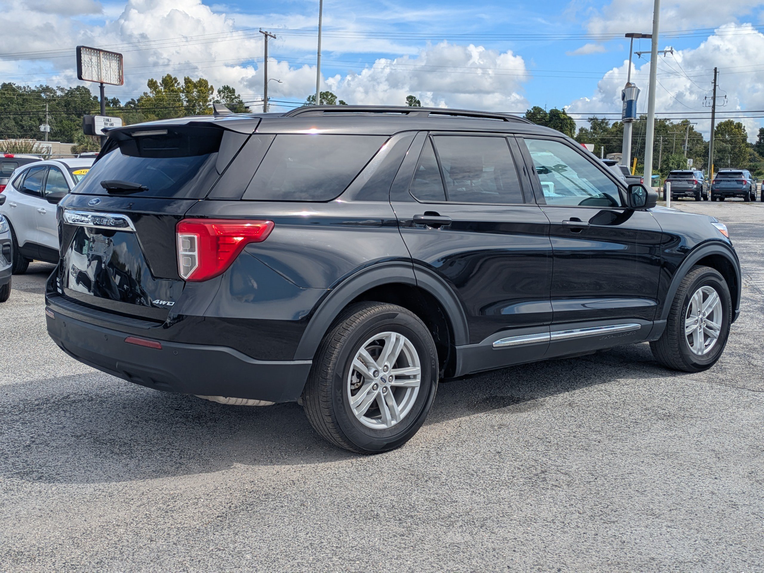 Used 2024 Ford Explorer XLT AWD/4WD image 4