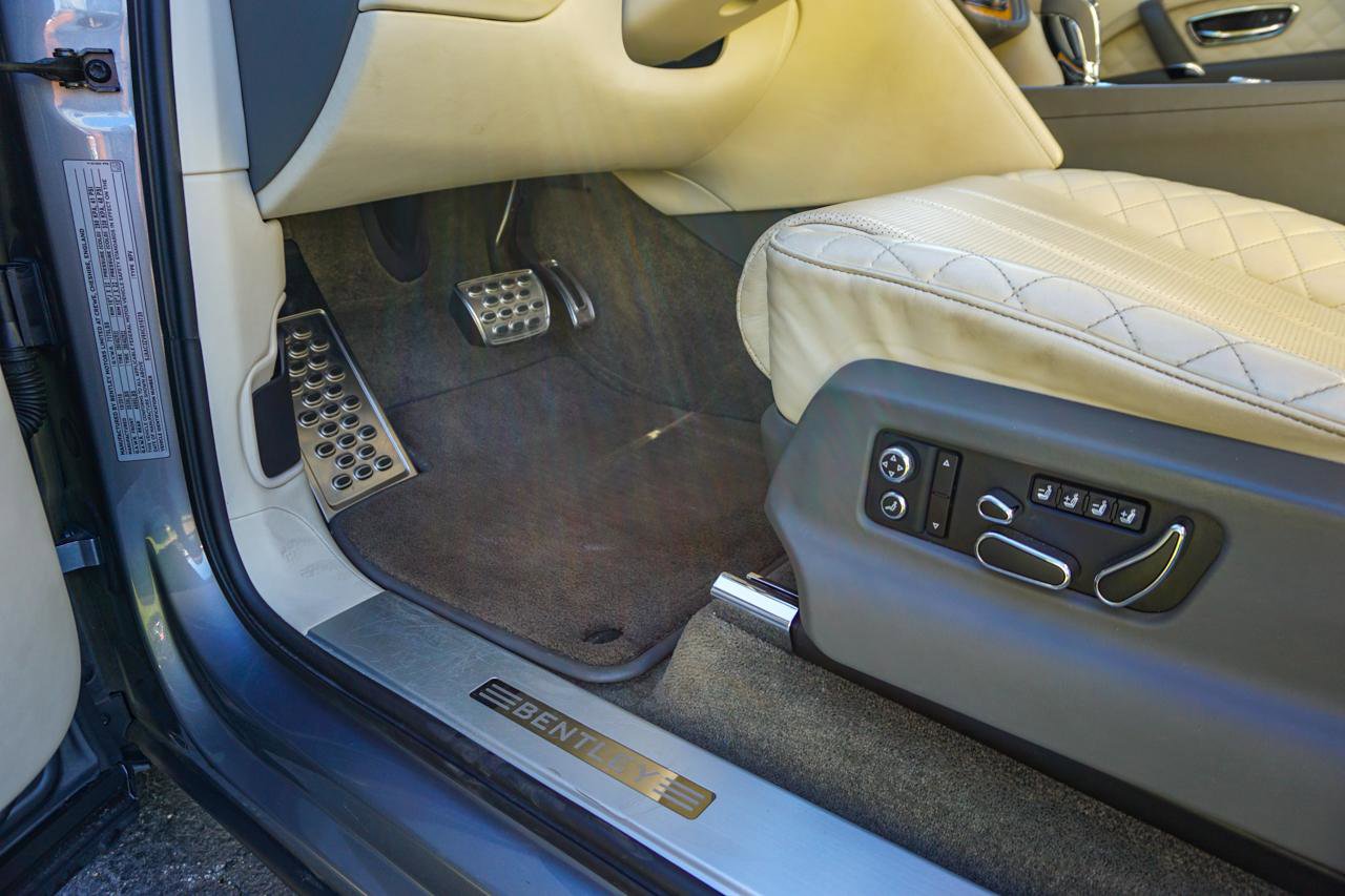 Used 2017 Bentley Bentayga AWD/4WD image 24