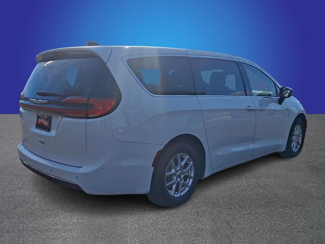 Used 2024 Chrysler Pacifica Touring-L image 4