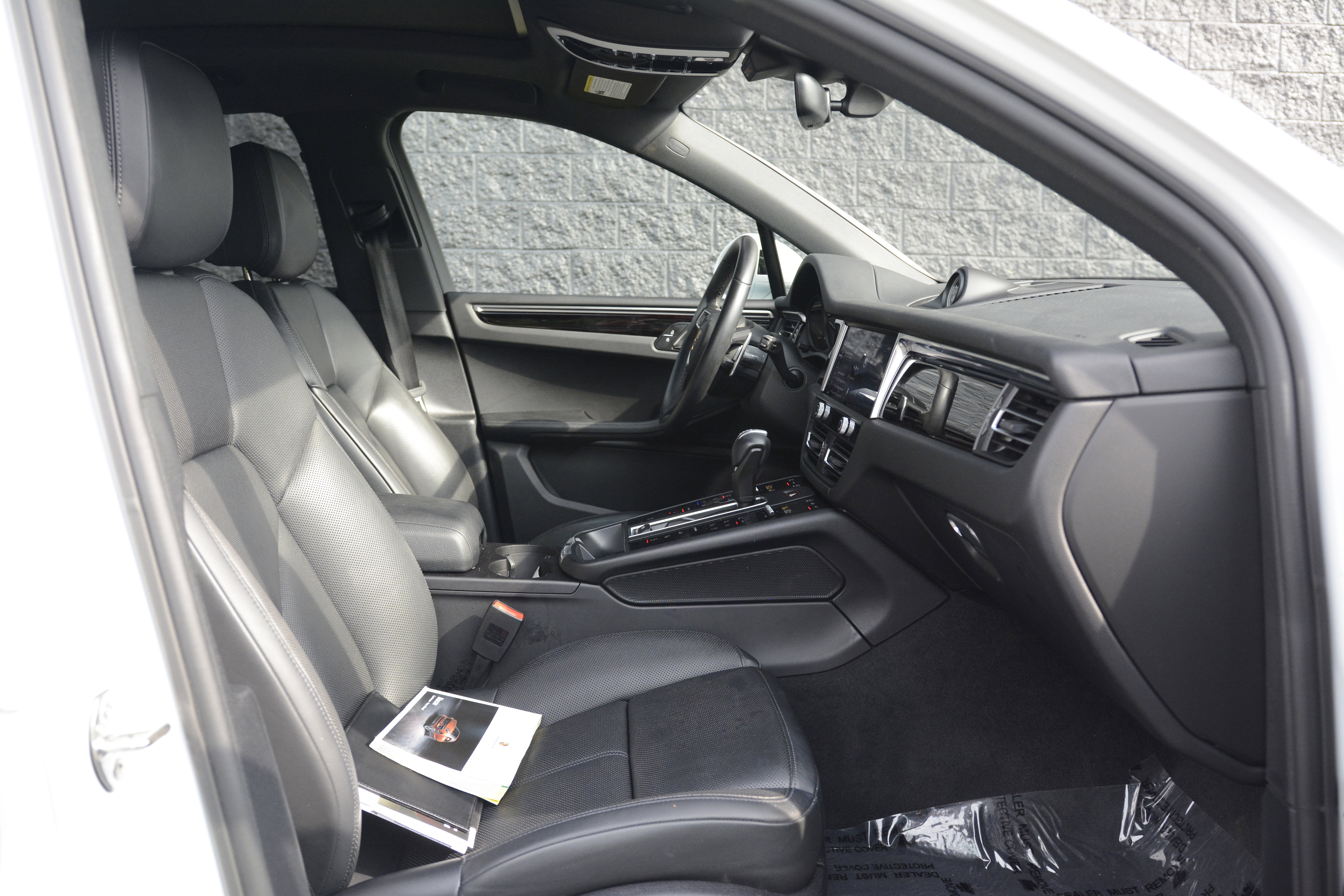 Certified 2022 Porsche Macan S AWD/4WD image 28