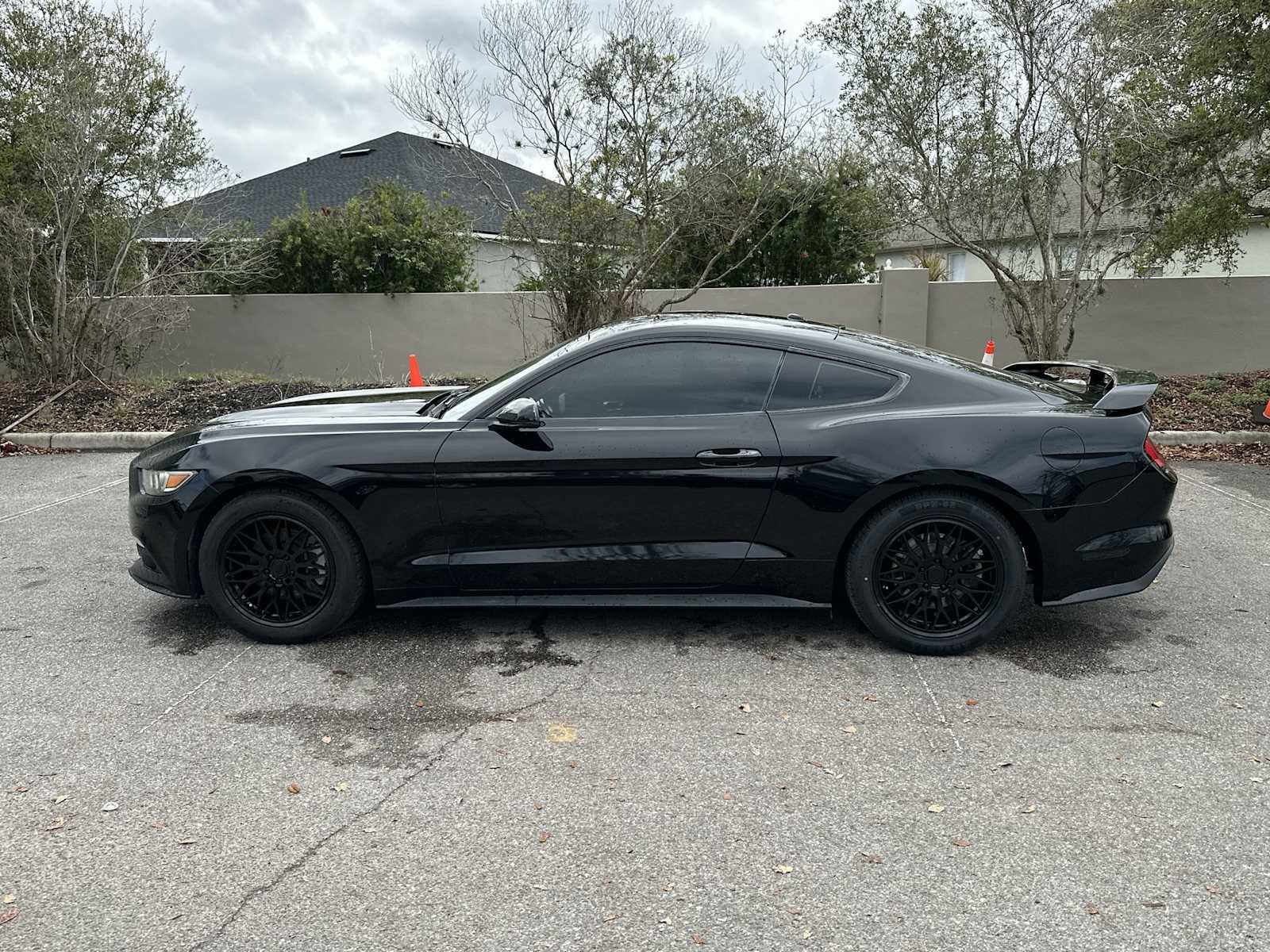 Used 2017 Ford Mustang Premium image 3