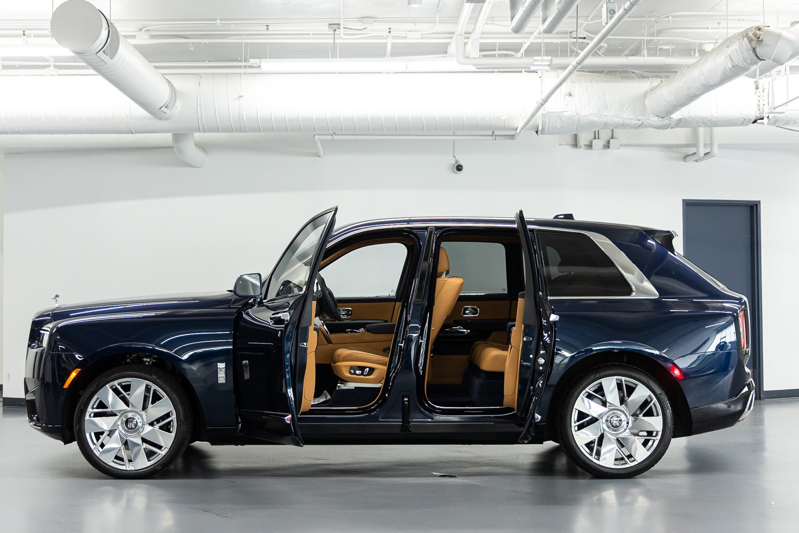 Certified 2025 Rolls-Royce Cullinan AWD/4WD image 28
