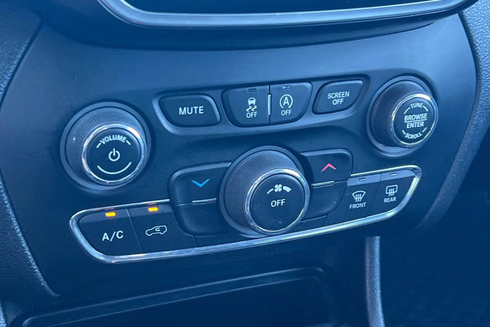 Used 2019 Jeep Cherokee Latitude Plus w/ Cold Weather Group image 21