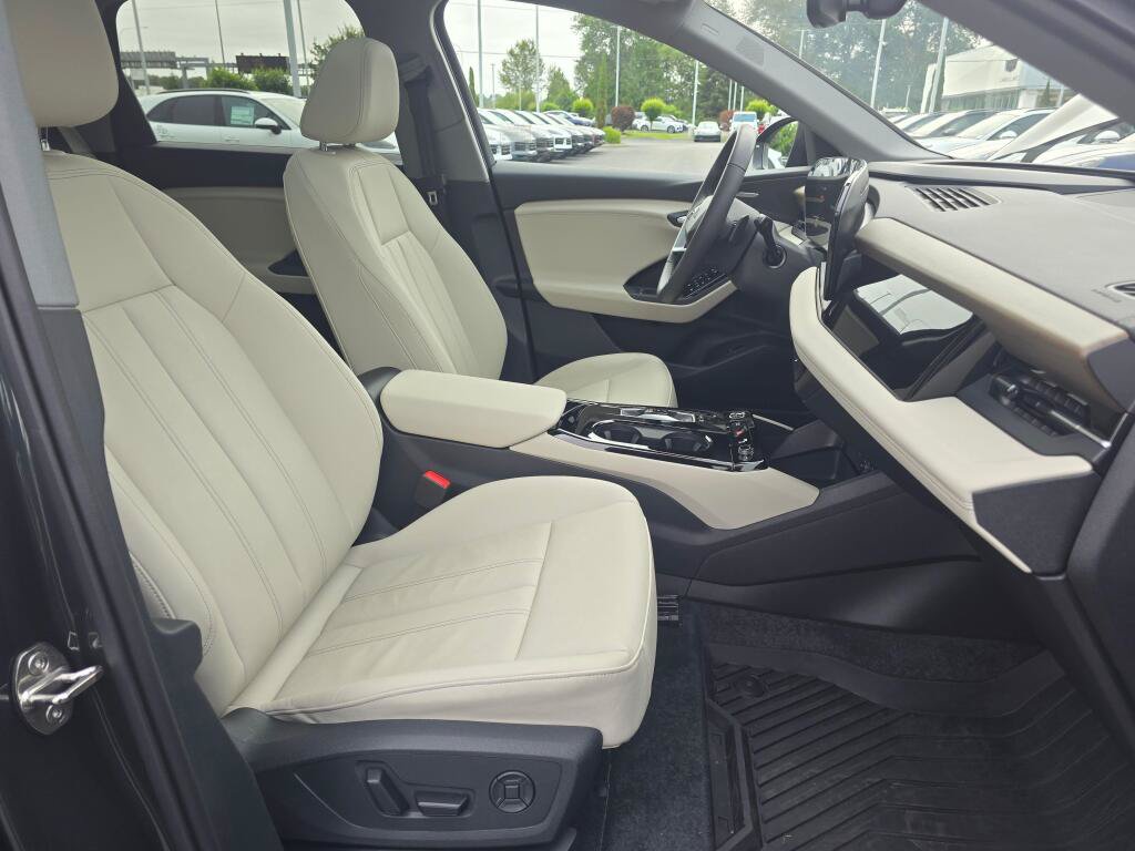 Used 2025 Audi Q6 e-tron Premium Plus w/ Premium Plus AWD/4WD image 27