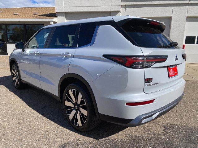 Used 2025 Mitsubishi Outlander SE AWD/4WD image 3