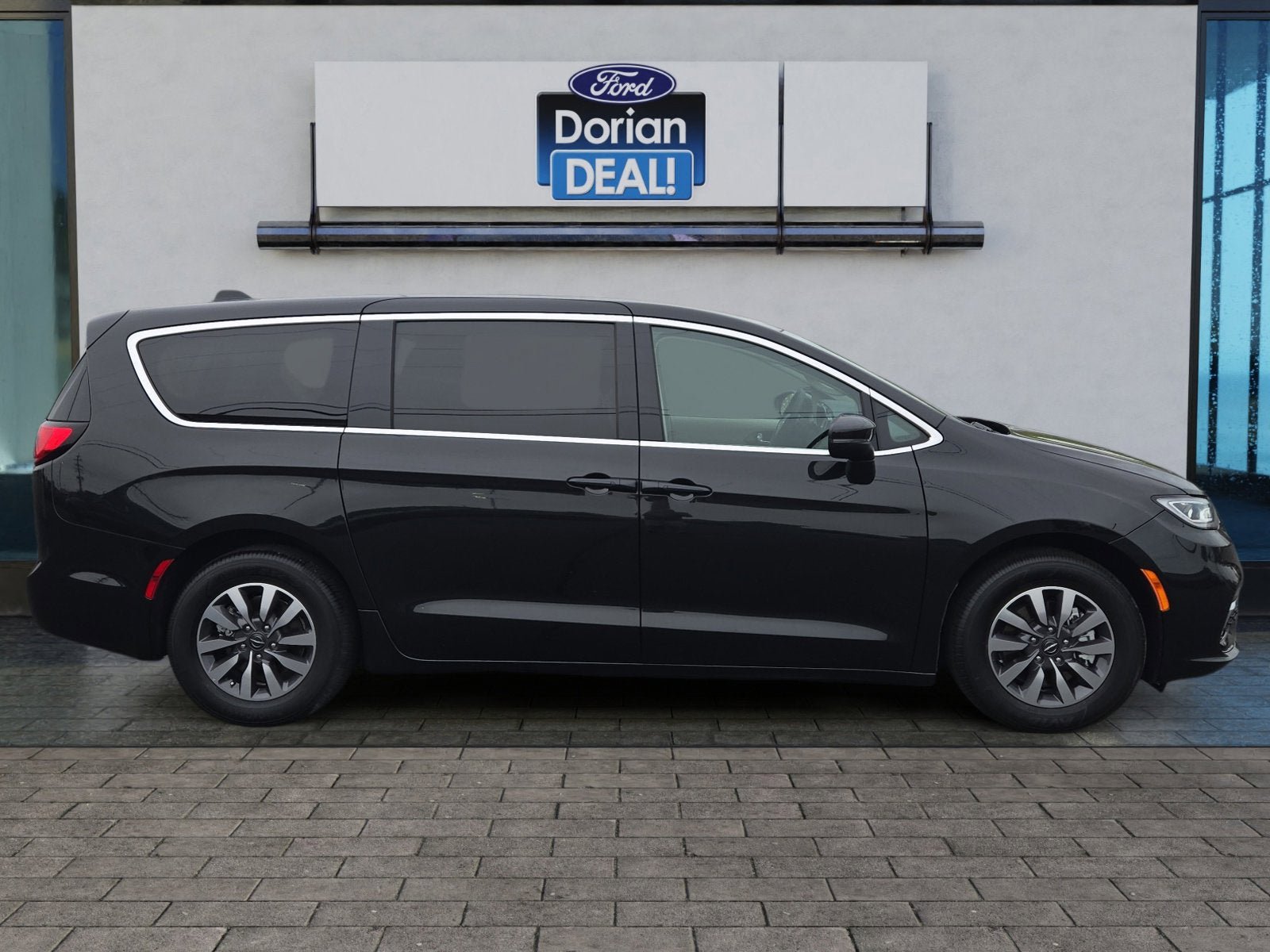 Used 2023 Chrysler Pacifica Touring-L FWD video 2