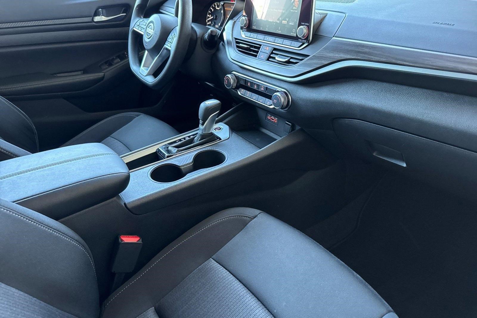 Used 2025 Nissan Altima 2.5 SV image 31