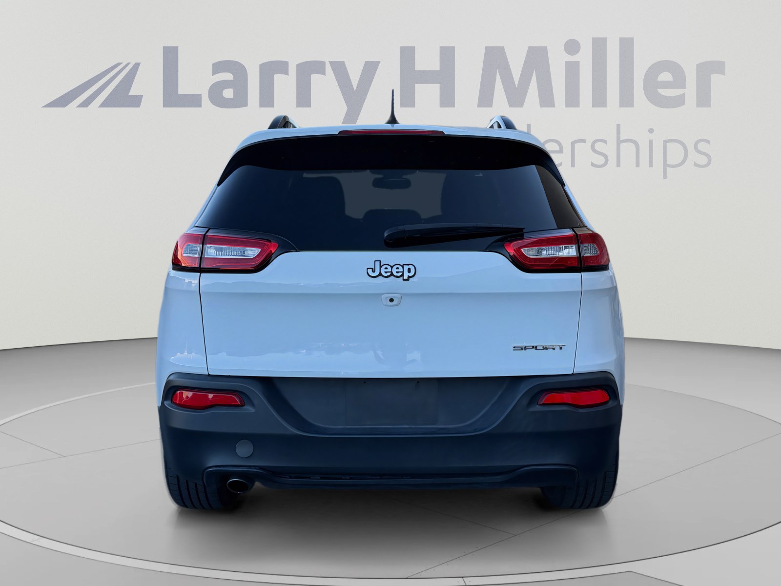 Used 2016 Jeep Cherokee Sport FWD image 4